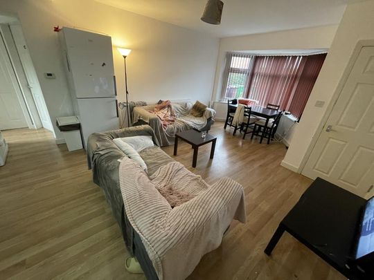 5 bedroom semi-detached house to rent - Photo 1