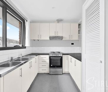 Family-Friendly 3-Bedroom Home with Ample Parking - Photo 4