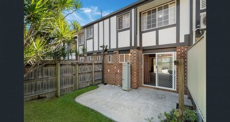 Quality 3 bedroom townhouse in a great estate - Photo 2