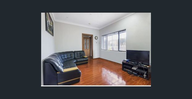 CHARMING 3 BEDROOM HOME IN EXCELLENT LOCATION. - Photo 1