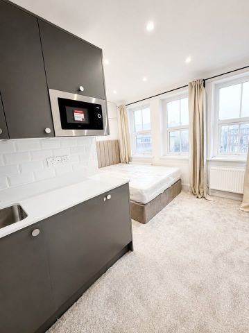 Studio Flat, Wandsworth High St, SW18 - Photo 2