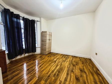 4 bedroom end of terrace house to rent - Photo 3