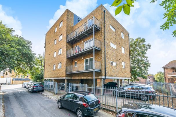 Flat to rent - Frances Street, London, SE18 - Photo 1