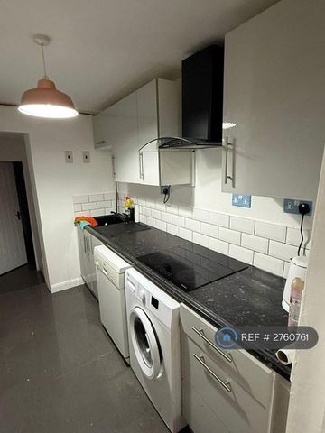 3 bedroom terraced house to rent - Photo 4