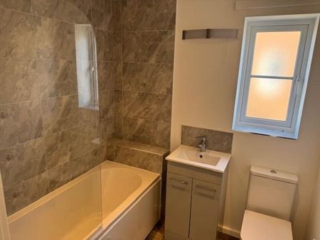 2 bedroom semi-detached house to rent - Photo 4