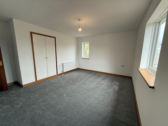 Court Road, Kingswood - Photo 1