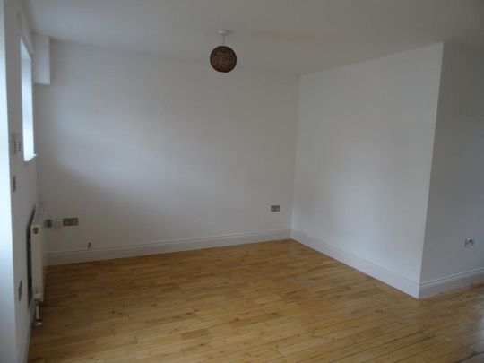 3 bedroom end of terrace house to rent - Photo 1