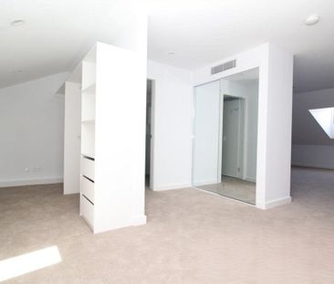 Modern 4-Bedroom Townhouse - Photo 1