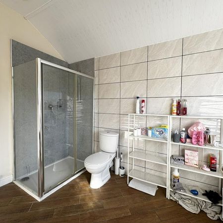 1 bedroom in a house share to rent - Photo 4