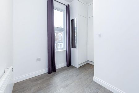 spacious 3 bedroom property close to Hackney downs - Photo 2