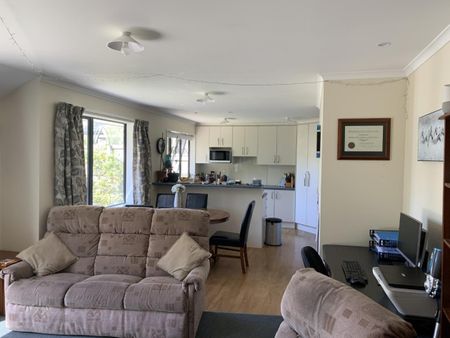 Quiet and Private Modern Living - Photo 3