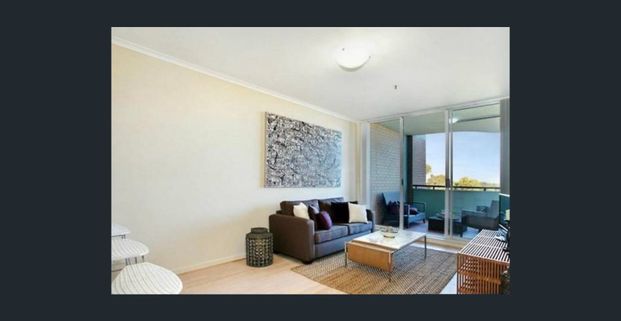 🏡 [Walk to UNSW] Modern 3-Bedroom Apartment in Kingsford | Furnished | Timber Flooring! CONFIRM THE LEASE TERM IN ADVANCE! - Photo 1