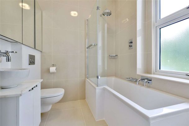 A beautiful three bedroom apartment with private garden. - Photo 1