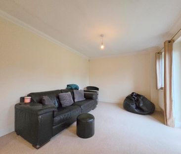 4 bedroom semi-detached house to rent - Photo 2
