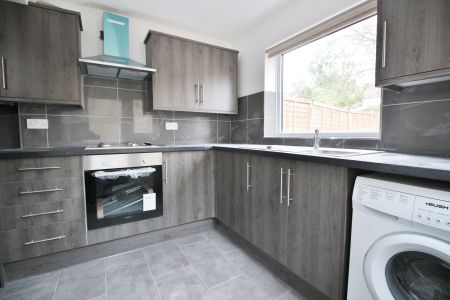 3 bedroom Terraced for rent - Photo 2