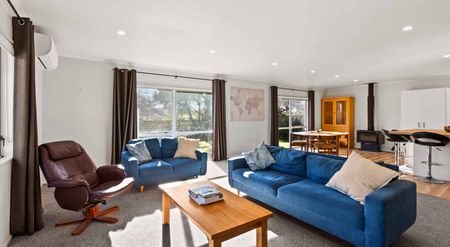 Bright and Spacious 4-Bedroom Family Home - Photo 2