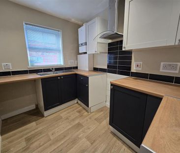 2 bedroom end of terrace house to rent - Photo 2