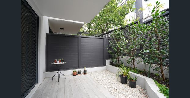 PERFECT, QUIET COURTYARD APARTMENT - Photo 1