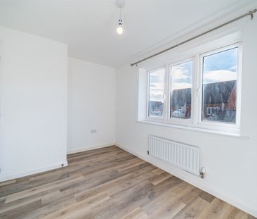 Rose Way, NG12 - Photo 3