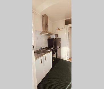 Self Contained - 1 Bedroom 1 Bath Unit - Centrally located - Photo 3