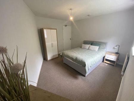 1 bedroom in a house share to rent - Photo 2