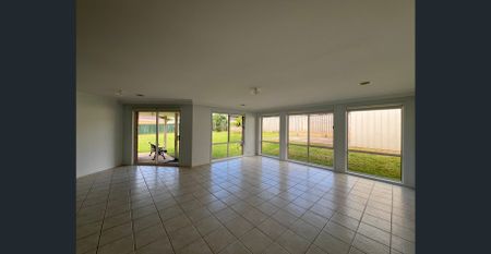 Spacious Family Home on Double Block- Garden Maintenance included - Photo 4