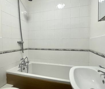 2 bedroom Flat in Gordon Road, - Photo 4