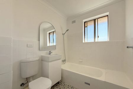 Bright Top-Floor 2 Bedroom Apartment with Leafy Outlook - Photo 5