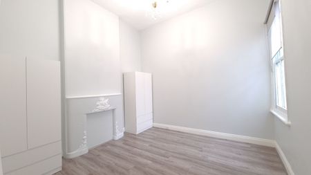 Step Into Style – Where Comfort Meets Convenience - Photo 4