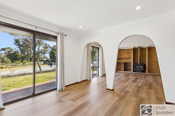 Spacious Family Home in Sought After Location - Lawnmowing Included! - Photo 1