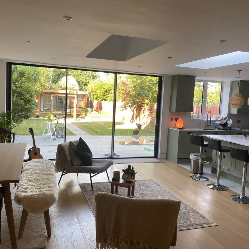 Room in a Shared House, Dorset Road, SW19 - Photo 1