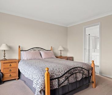 Sunny Spacious Family Home - Photo 5