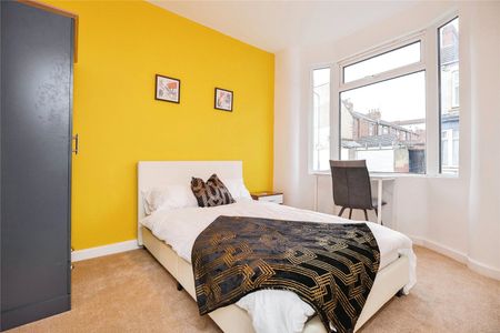 3 Bedroom Terraced - Photo 3