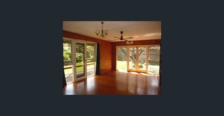 Convenient family home in the heart of Burwood - Photo 3