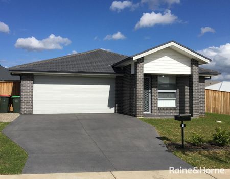 MODERN & SPACIOUS FAMILY HOME - Photo 2
