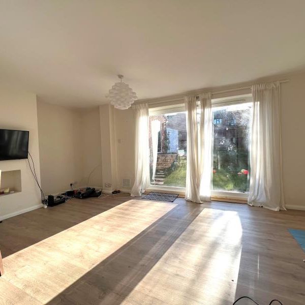 Foxglove Gardens, Guildford - 4 bedrooms Property for lettings - Seymours - Photo 1