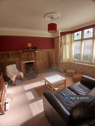 1 bedroom in a house share to rent - Photo 1