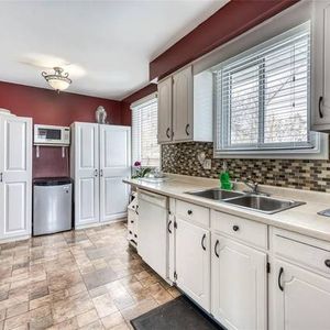 5 bedrooms, 2 full bathrooms house for lease - Photo 2