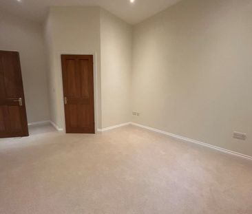 2 Bedroom Flat / Apartment - Bank Street, Bishops Waltham - Photo 5