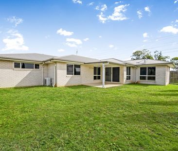 Large Family-Sized Home in Desirable Suburb! - Photo 4