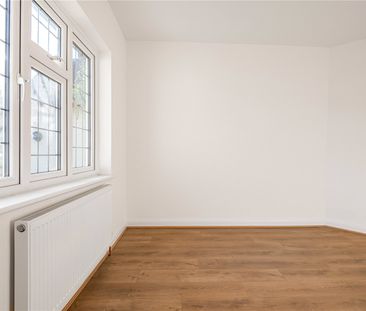 Meadway, Barnet - Photo 1