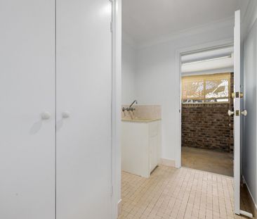 Fully Renovated Villa in the Heart of Town - Photo 3