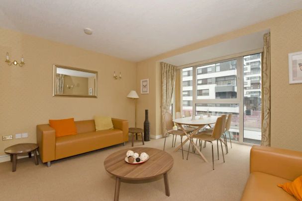 2 bedroom flat in London - Photo 1