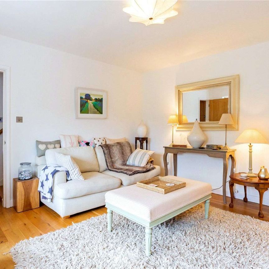 Beautiful three bedroom cottage in the countryside with town conveniences. - Photo 1