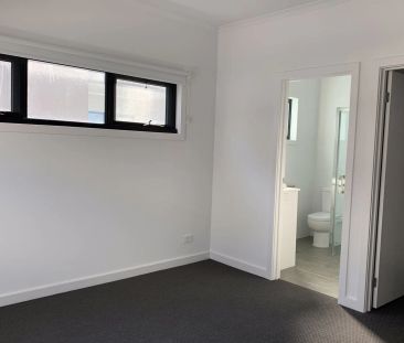 Modern 3 bedroom townhouse perfect summer location! - Photo 6