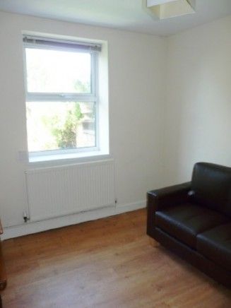 3 Bed - 102 Yarborough Road - Photo 4