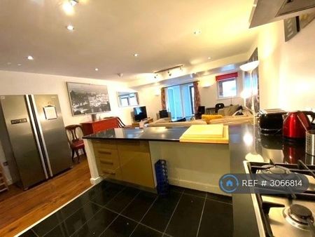 3 bedroom flat to rent - Photo 2