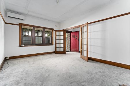 Period Home with rear courtyard! - Photo 2