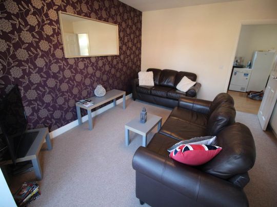 Hough Lane (Room 4), Bramley, Leeds - Photo 1