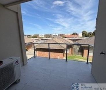 STYLISH ONE BEDROOM APARTMENT - Photo 4